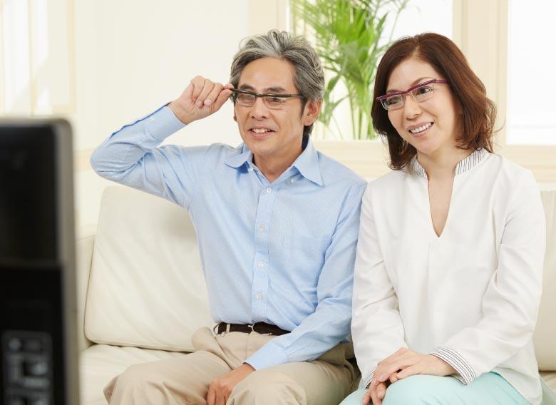 つまみを回すことで、近視、遠視、老眼の全てに対応できるメガネです